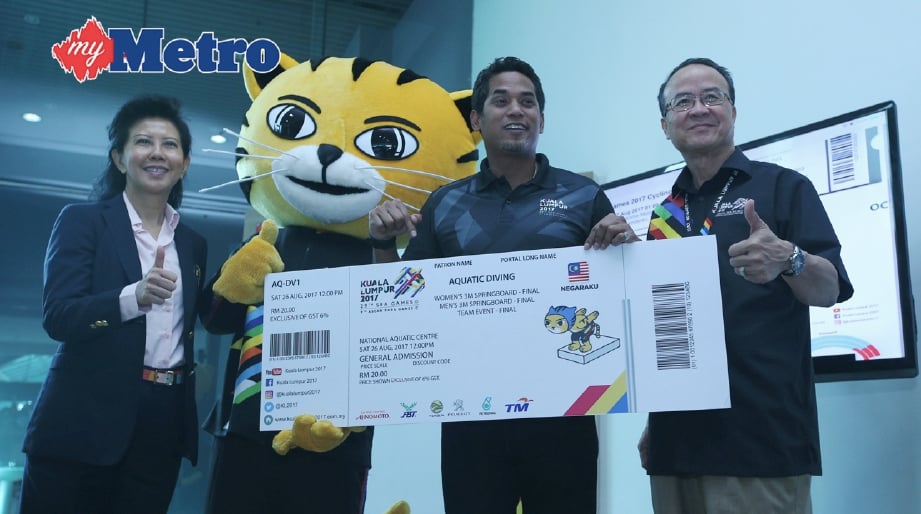 Khairy Jamaluddin (tengah) bersama Zolkples (kanan) dan Setiausaha Agung Majlis Olimpik Malaysia (MOM), Datuk Low Beng Choo bersama replika tiket Sukan SEA Kuala Lumpur 2017. FOTO HM/NURUL SHAFINA JEMENON