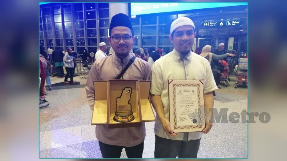 Muhammad Amir (kiri) dan Abdullah Fahmi menunjukkan sijil penyertaan dan plak yang dimenangi. FOTO Mohd Husni Mohd Noor 
