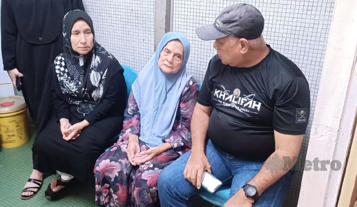 Fatimah Draof (tengah) menceritakan kesedihan berhubung kemalangan yang mengorbankan anaknya. Foto Rosli Ilham