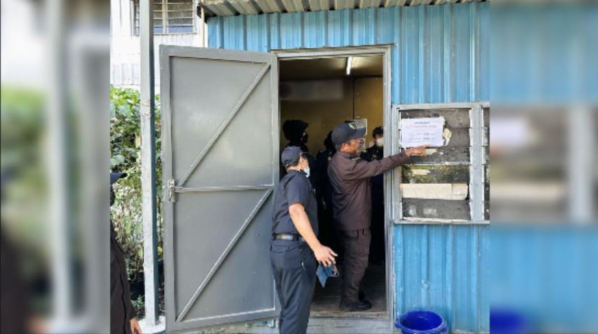 PEGAWAI melakukan pemeriksaan di sebuah kilang padi. FOTO Ihsan KPKM.