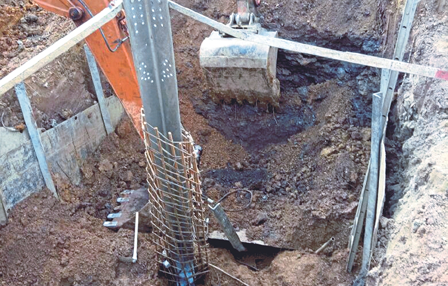 KEADAAN tapak pembinaan tiang pencawang berkenaan selepas runtuh.