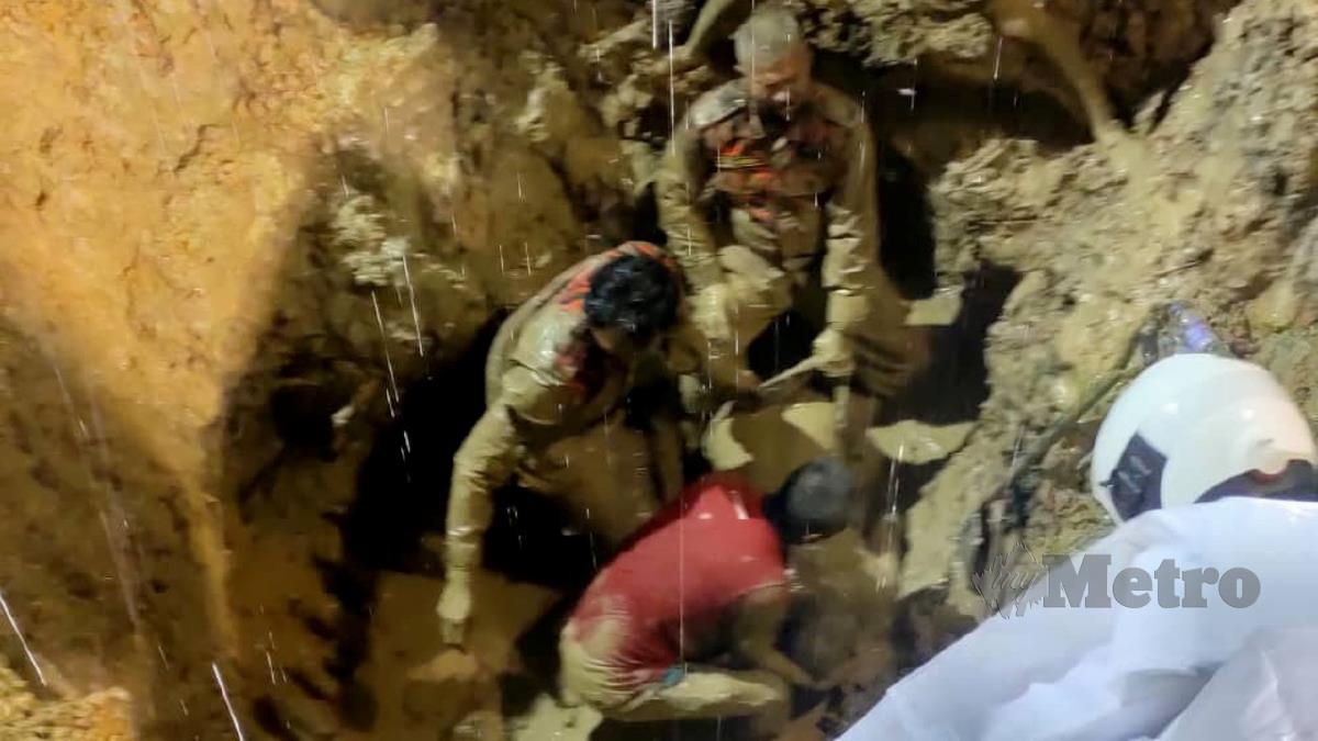 PASUKAN penyelamat menjalankan operasi mengeluarkan mangsa yang tertimbus ketika melakukan kerja-kerja melombong emas. FOTO Ihsan Polis.