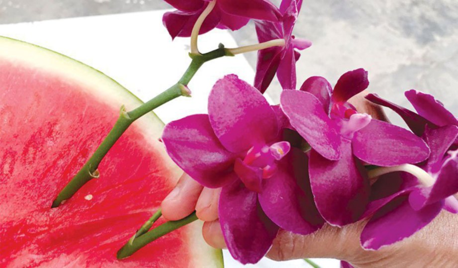 3. GUBAHAN lebih tertumpu pada bahagian hujung tembikai. Mulakan dengan menggubah dua jenis bunga orkid mengikut cita rasa anda.