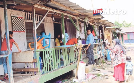 KEADAAN kediaman disewa tujuh beradik yang ditinggalkan ibu bapa di Kampung Plentong Baru, Pasir Gudang, Johor Bahru.
