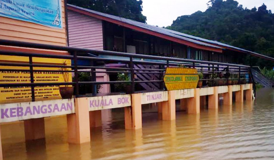 SK Kuala Bok, Baram, Miri yang ditenggelami air. 