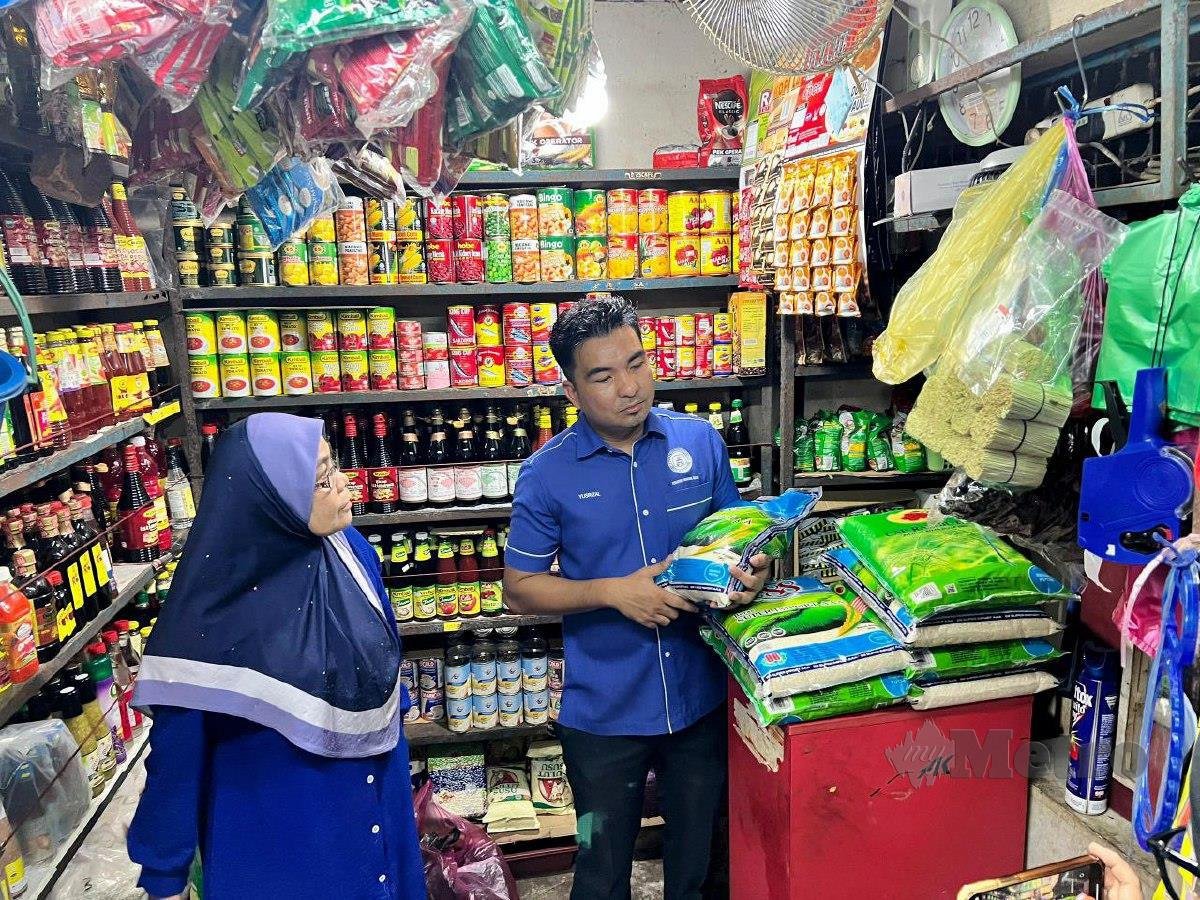 MOHD Yusrizal melakukan tinjauan di Pasar Besar Alor Setar, hari ini. FOTO Noorazura Abdul Rahman