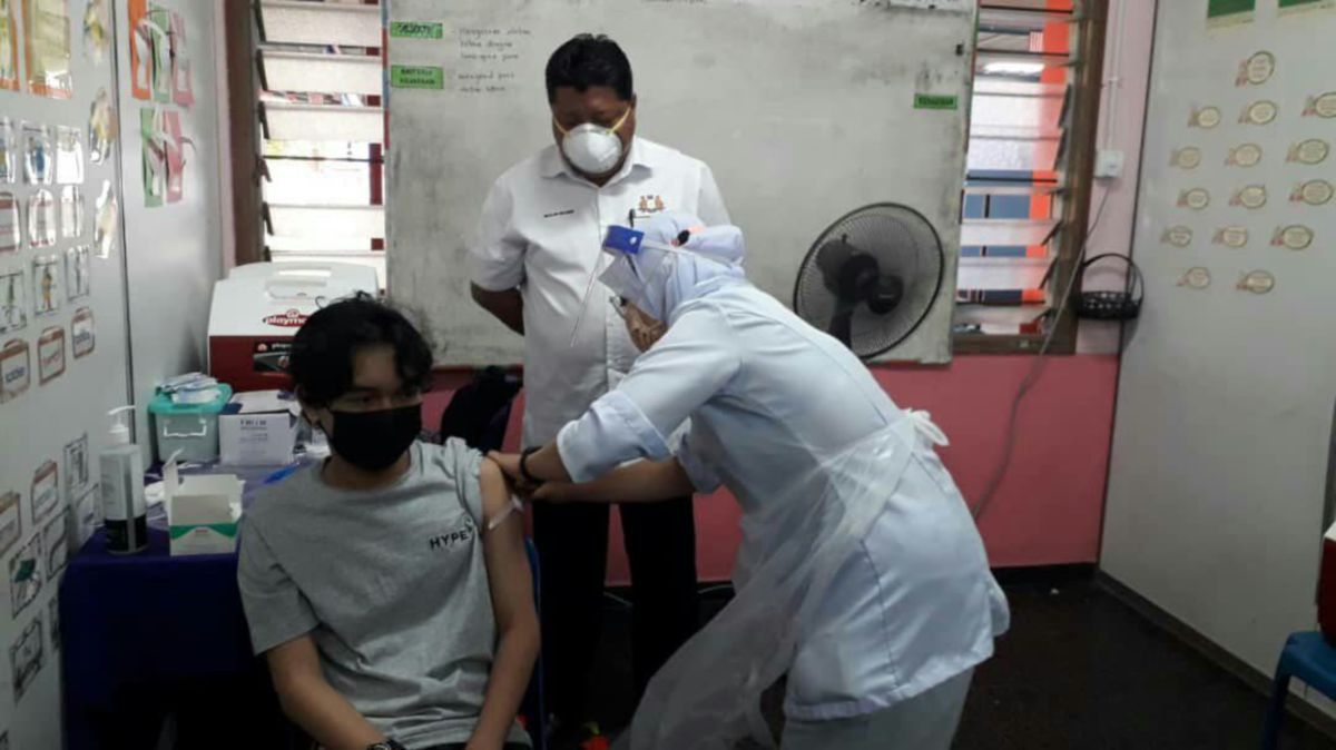 Mazlan Bujang (tengah) meninjau Program Imunisasi Kebangsaan Bagi Vaksinasi Pelajar Sekolah Negeri Johor di Sekolah Menengah Kebangsaan (SMK) Taman Daya, di sini, hari ini. FOTO IHSAN EXCO