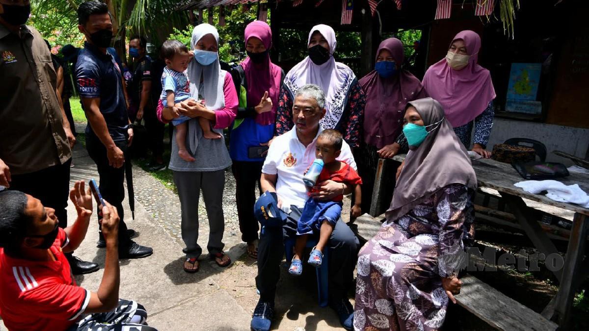 Al-Sultan Abdullah ketika bersama penduduk Pulau Tioman ketika Program Ziarah Kasih hari ini. Foto Ihsan FB Istana Negara