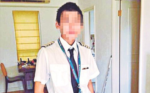 GAMBAR di Instagram menunjukkan remaja itu memakai uniform juruterbang Cathay Pacific.