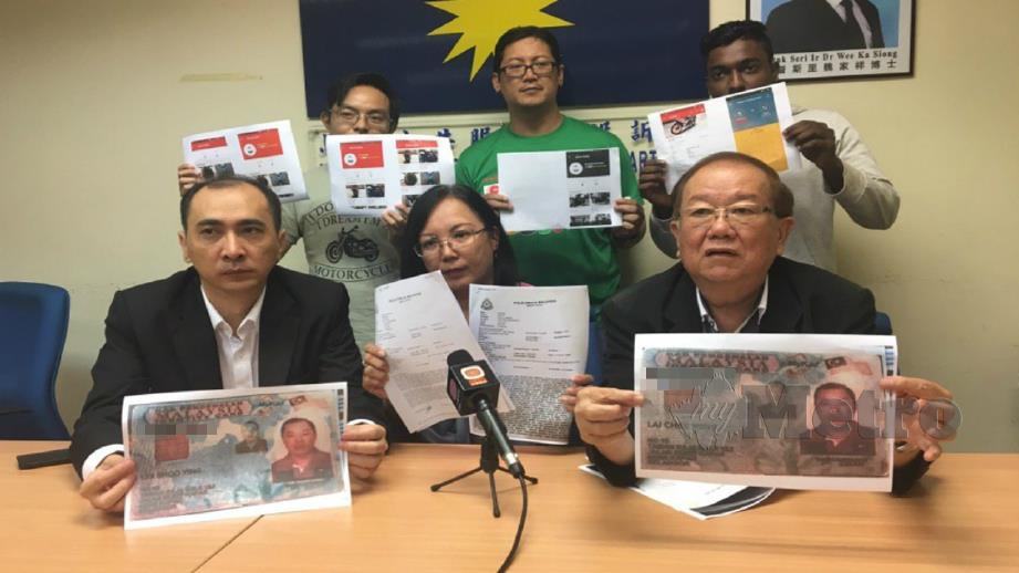 Peah Chin (duduk tengah) bersama Michael (duduk kanan) menunjukkan laporan polis dibuat mangsa sindiket penipuan jual beli motosikal di laman sesawang jual beli dalam talian di Pejabat Biro Pengaduan Awam MCA, Kuala Lumpur, hari ini. Foto Nurul Hidayah Bahaudin