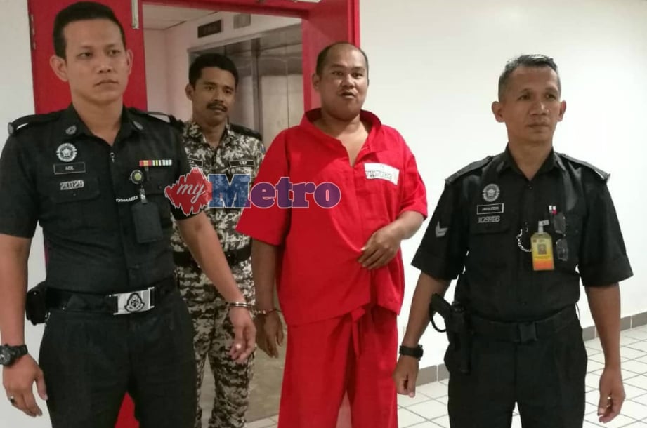 MOHD Zukainiel dijatuhi hukuman penjara 16 tahun dan enam bulan di Mahkamah Sesyen Kuala Terengganu, hari ini kerana mempengaruhi seorang warga emas dengan tawaran pakej haji membabitkan kerugian RM12,150. FOTO Zatul Iffah Zolkiply. 