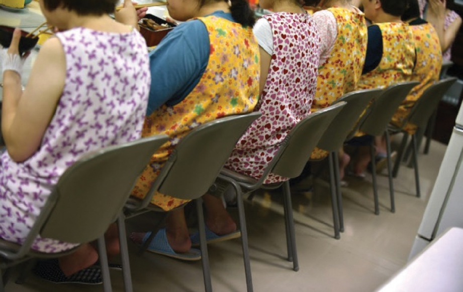 MESKIPUN hidup dalam pelbagai sekatan, ramai banduan warga emas Jepun lebih selesa tinggal di penjara.