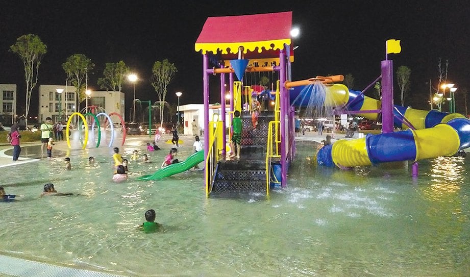 WADING Pool dan taman permainan jadi pilihan kanak-kanak.