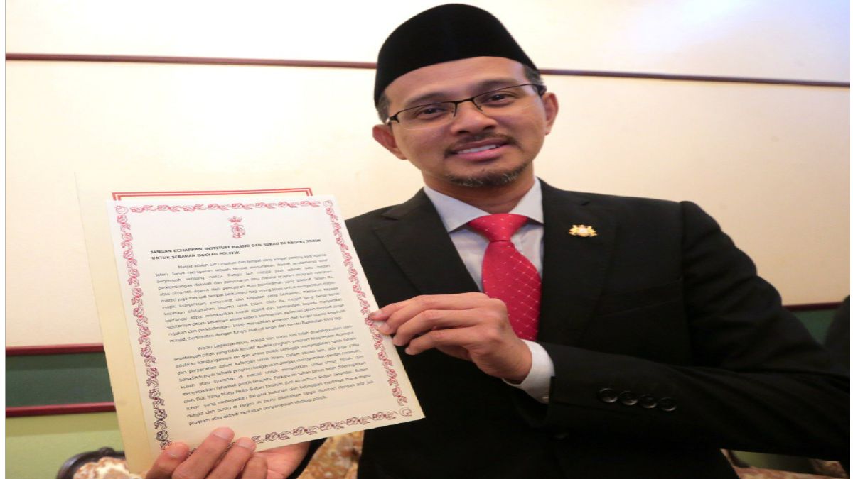 MOHD Fared menunjukkan titah Tunku Mahkota Johor, Tunku Ismail Sultan Ibrahim selaku Pengerusi Majlis Agama Islam Negeri Johor (MAINJ). FOTO Nur Aisyah Mazalan.