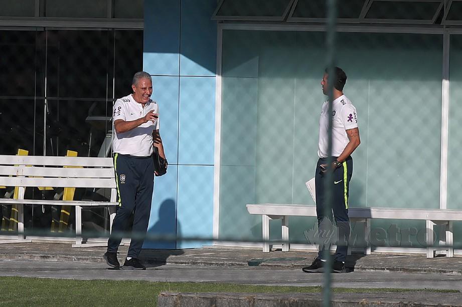 JURULATIH Brazil, Tite (kiri) memeriksa padang latihan di Granja Comary, Teresopolis. — FOTO EPA