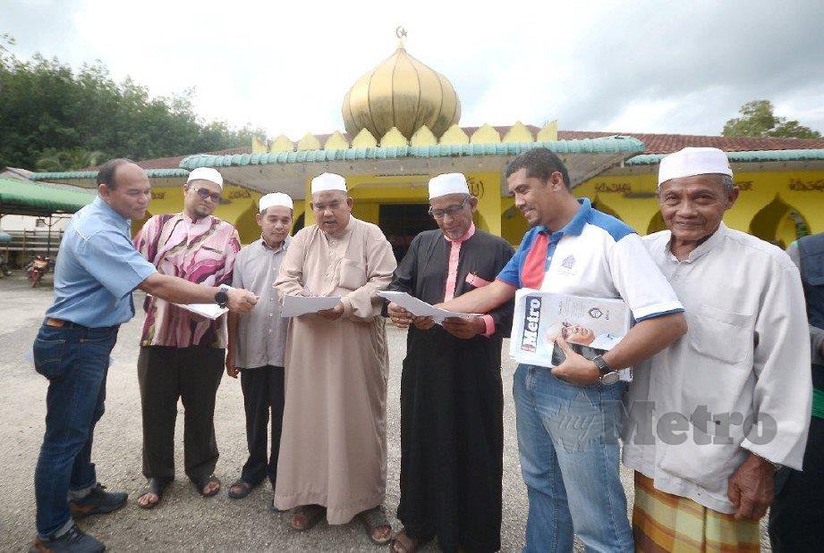 HUSAIN (kiri) bersama Ahli Jawatankuasa Masjid Al Hidayah berbincang mengenai persiapan Program TKHM Ramadan 2019 dengan kerjasama PLUS Malaysia Berhad (PLUS) di Kampung Ulu Tawar. FOTO Shahnaz Fazlie Shahrizal 