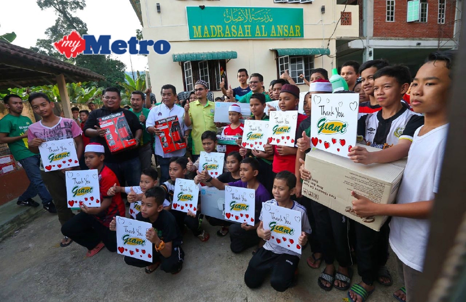 Mustapa (empat kiri) bergambar bersama pelajar tahfiz Madrasah Darul Ansar selepas menyampaikan sumbangan sempena program TKHM 2017 di Madrasah Darul Ansar, Kampung Basung.  FOTO Ghazali Kori 