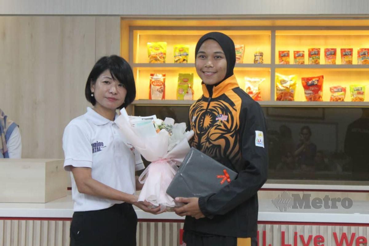 NOR Sarah Adi (kanan) menerima cenderahati daripada wakil syarikat AMB di Nilai, baru-baru ini. FOTO Mohd Amin Jalil