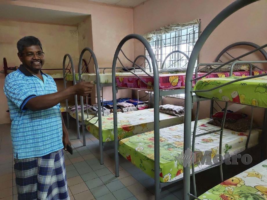  KUALA PILAH 22 MEI 2020 â Pengerusi Rumah Kebajikan Shemariah Kuala Pilah, Narayanasamy a/l Sengani menunjukkan bilik penginapan penghuni lelaki.  STR/AMRAN YAHYA.