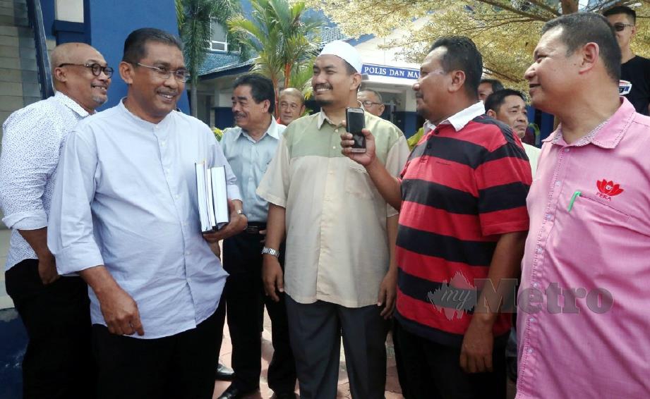 TAKIYUDDIN (dua dari kiri) hadir ke IPD Kota Bharu. FOTO Zaman Huri Isa  