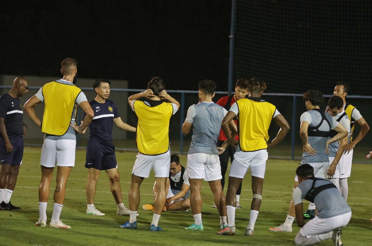 Tan Cheng Hoe (tiga kiri) mengendalikan sesi latihan skuad kebangsaan. FOTO Ihsan FAM