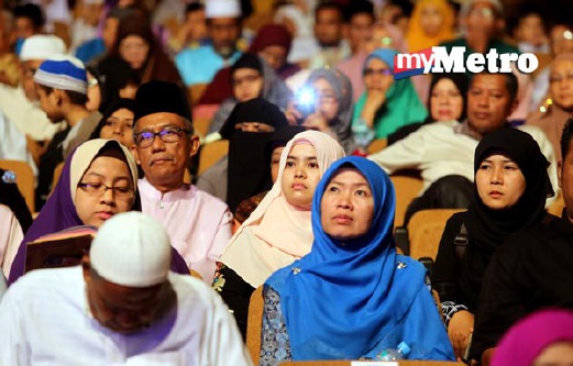 Antara orang ramai yang hadir menyaksikan Majlis Tilawah dan Menghafaz al-Quran (MTHQA) peringkat antarabangsa ke-58 di PWTC sebentar tadi. - Foto ABDULLAH YUSOF