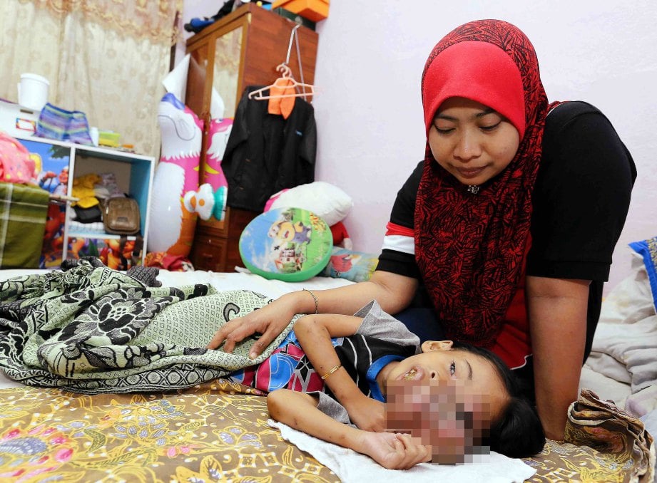 ROSMANIZA bersama anaknya Nur Airis Arissa yang mengidap kanser mata. FOTO Saifullizan Tamadi.