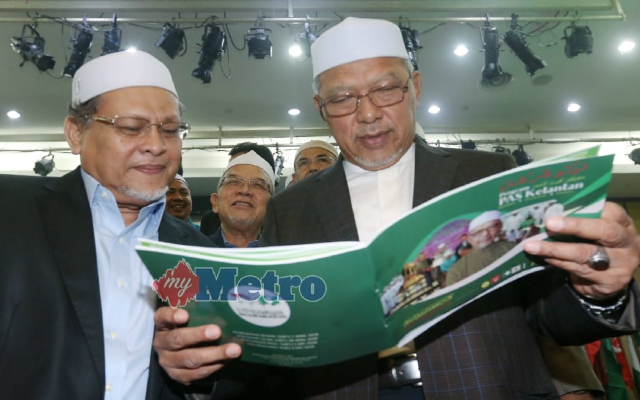 (Gambar fail) Ahmad bersama Mohd Amar (kiri) melihat buku Manifesto selepas melancarkan Manifesto Kelantan Sejahtera Untuk Islam PRU-14 di Kelantan Trade Centre (KTC), Kota Bharu bulan lalu. Zaman Huri Isa 