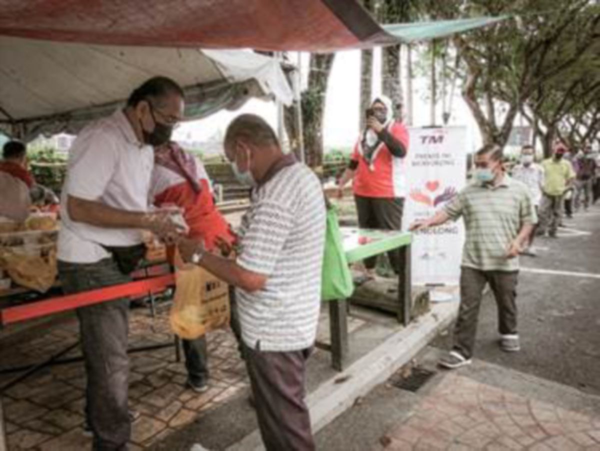 Pemberian makanan kepada golongan gelandangan di Taman Tun Sri Lanang, Johor Bahru.