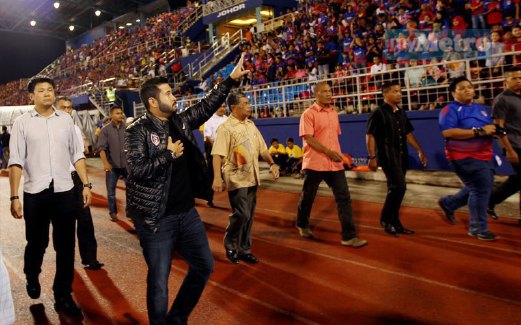 TUNKU Ismail (dua dari kiri) sentiasa memberikan kemudahan terbaik untuk penyokong bola sepak.