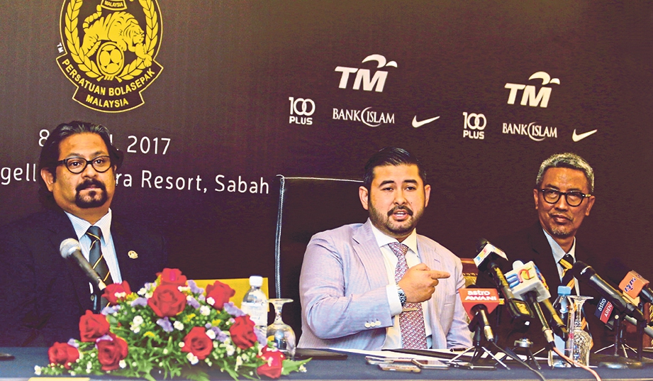 TUNKU Ismail  (tengah) pada sidang media selepas Mesyuarat Exco Pertama Penggal 2017-2021 di Kota Kinabalu semalam.