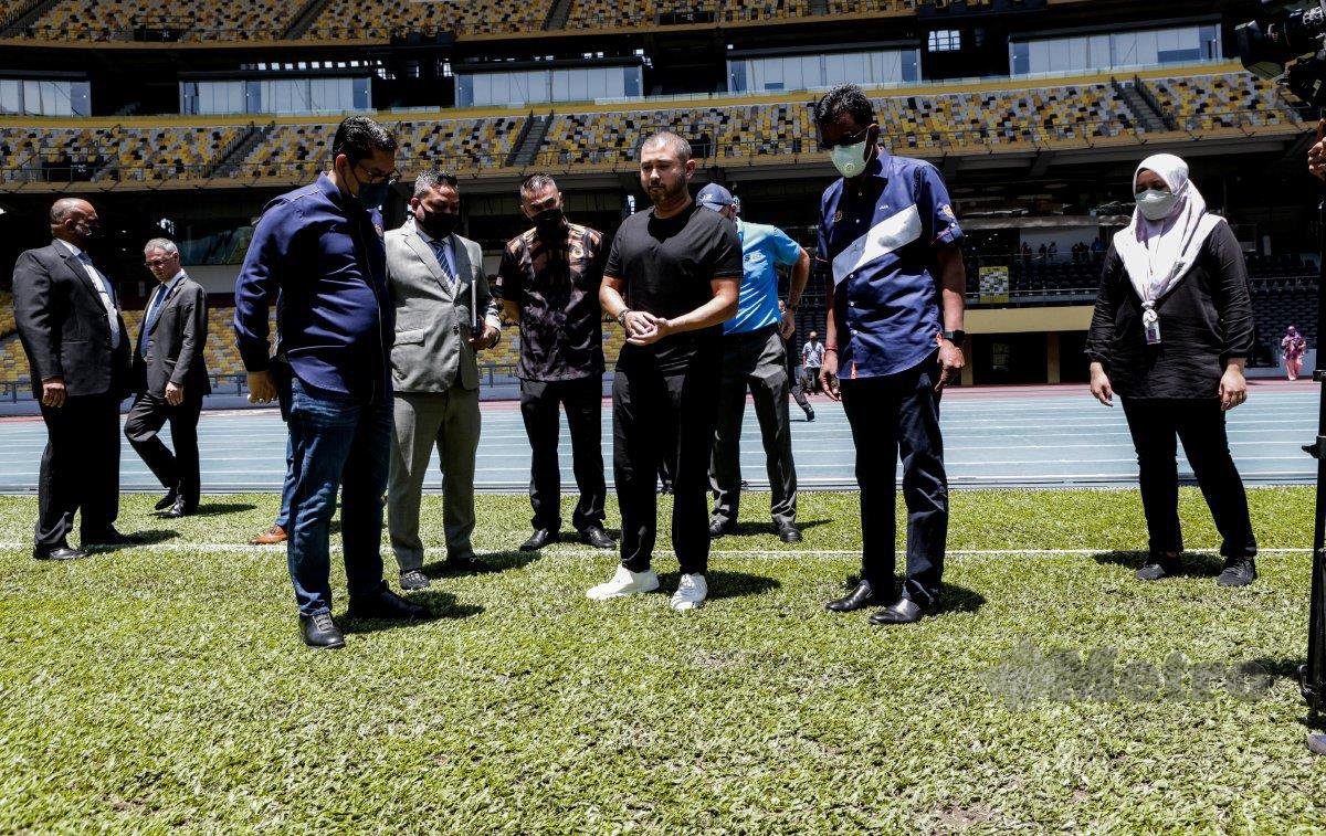 TMJ bersama Ahmad Faizal berkenan meninjau keadaan rumput padang SNBJ sempena lawatan dan sumbangan membaik pulih Stadium Nasional Bukit Jalil. -FOTO Hazreen Mohamad 