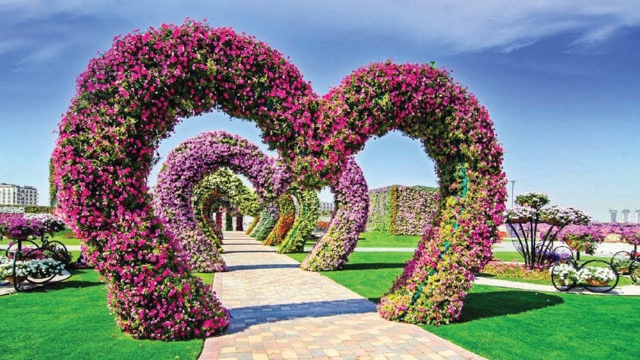 GERBANG lorong berbentuk hati daripada bunga.