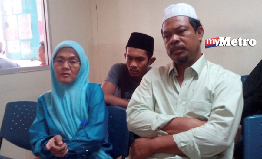 Ibu mangsa, Hasniza Ahmad, 48, bersama suaminya, Nordin Mat, 50, ketika ditemui di Hospital Tengku Ampuan Rahimah, Klang, hari ini. - Foto AYUSLIZA AZIZAN