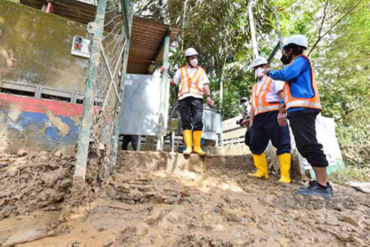 Presiden dan Ketua Pegawai Eksekutif TNB, Datuk Ir Baharin Din (paling kiri) mengadakan lawatan ke lokasi banjir di Hulu Langat, Selangor pada Selasa bagi meninjau kerja-kerja TNB memulihkan infrastruktur bekalan yang turut terkesan akibat banjir.