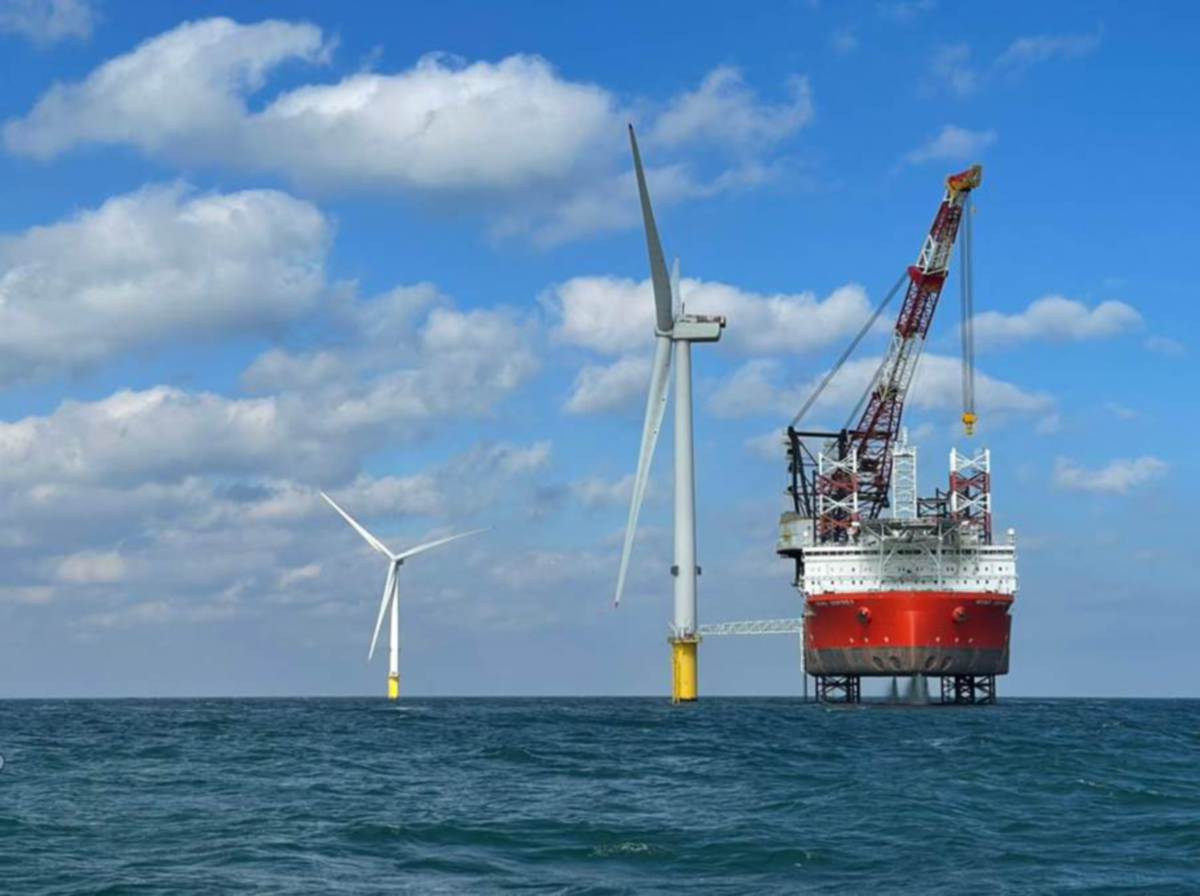 Kapal jack-up melakukan kerja-kerja penyenggaraan pada satu daripada daripada lima turbin angin luar pesisir Blyth 1 yang terletak di Blyth, Northumberland. TNB mengambil alih 49 peratus kepentingan dalam syarikat ladang angin luar pesisir, Blyth Offshore Demonstrator Limited (BODL).