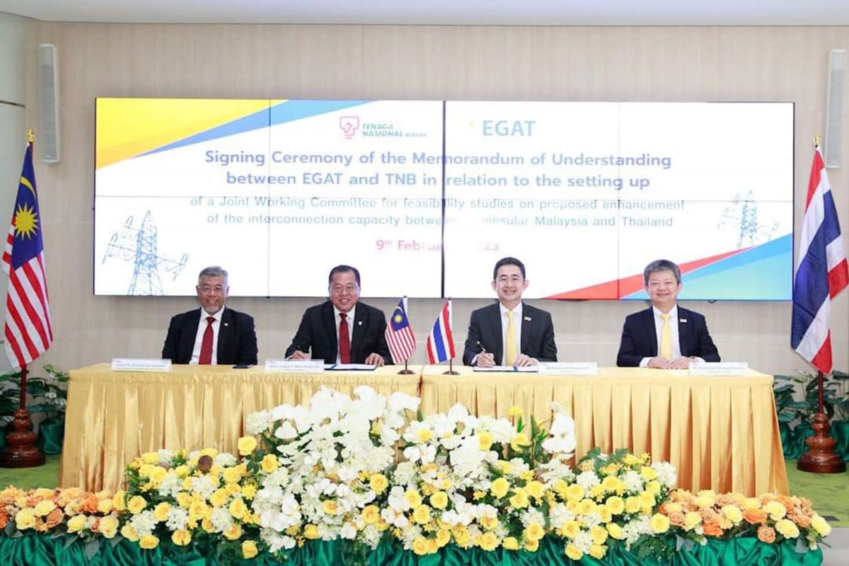 Baharin (dua dari kiri) pada majlis menandatangani MoU antara TNB dan EGAT di Bangkok.