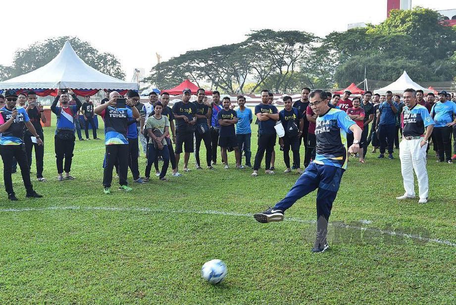 Datuk Wira Roslan melakukan sepakan sebagai simbolik merasmikan program Jom La Futsal TNB. 