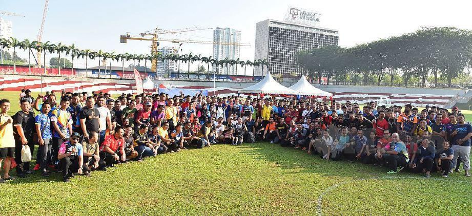 Sebahagian pemain Jom La Futsal TNB 2019 bergambar di Padang Kilat Kompleks Sukan TNB.