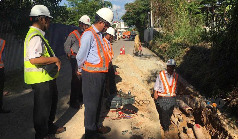 YUSOF Ibrahim (tengah) meninjau tapak kerja membaiki kabel TNB yang rosak di Taman Berjaya, Kajang. FOTO Raja Noraina Raja Rahim