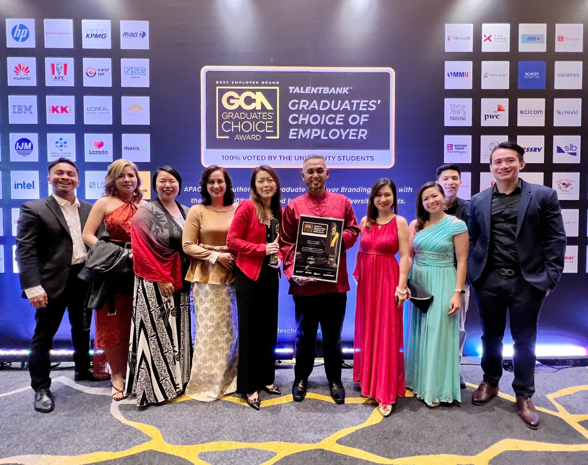Erlny (lima dari kiri) bersama kakitangan Touch ‘n Go pada majlis  Anugerah Pilihan Graduan 2023.