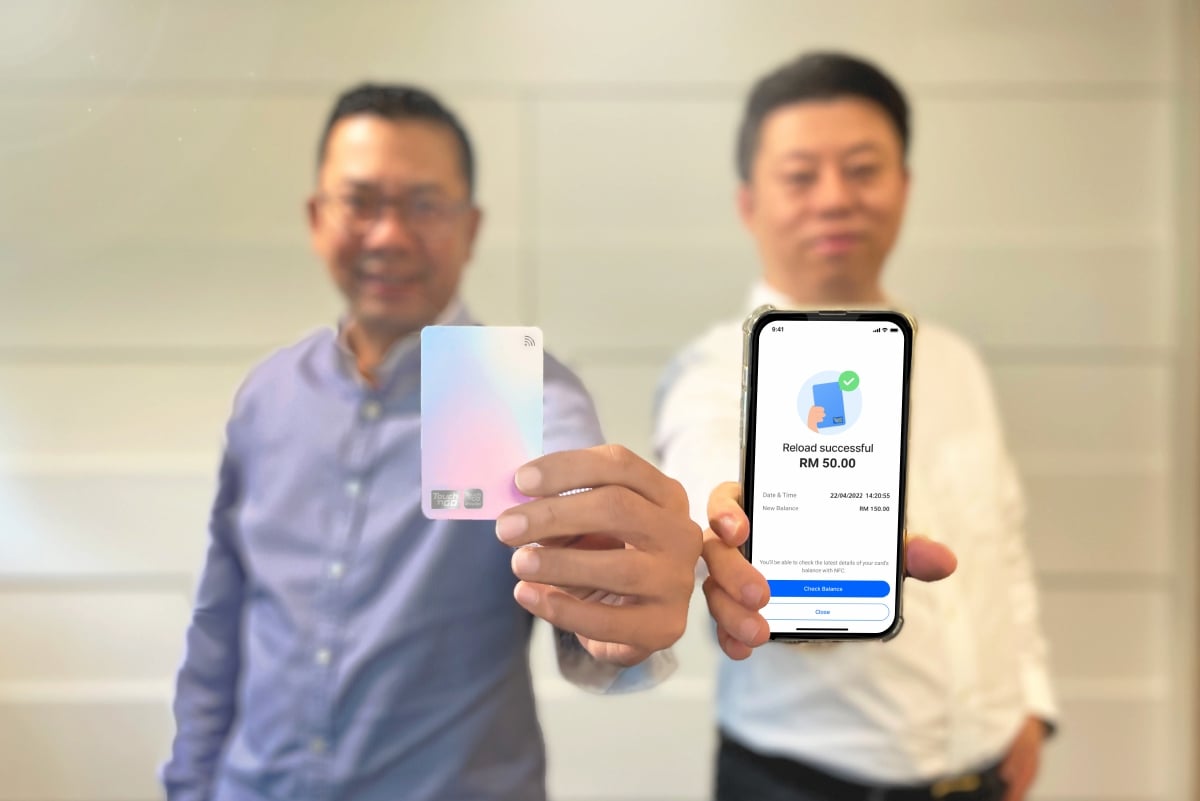 Effendy (kiri) dan Ketua Pegawai Eksekutif TNG Digital, Alan Ni menunjukkan kad Touch ‘n Go versi baharu.
