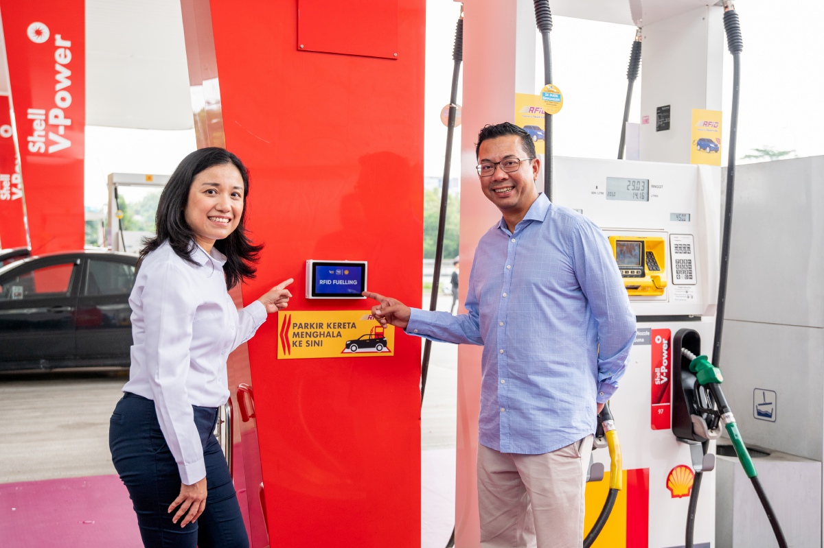 Pengurus Besar Mobility Shell di Malaysia dan Singapura, Seow Lee Ming (kiri) dan Ketua Pegawai Eksekutif Touch ‘n Go Group, Effendy Shahul Hamid pada pelancaran Touch ‘n Go RFID di Stesen Minyak Shell.