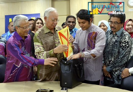 Perdana Menteri yang juga Menteri Kewangan, Datuk Seri Najib Tun Razak memasukkan buku Rahsia Besar ke dalam beg di bilik operasi bajet ketika meninjau persiapan akhir Bajet 2016 di Perbendaharaan Malaysia, Kementerian Kewangan di sini malam ini. - Foto BERNAMA 