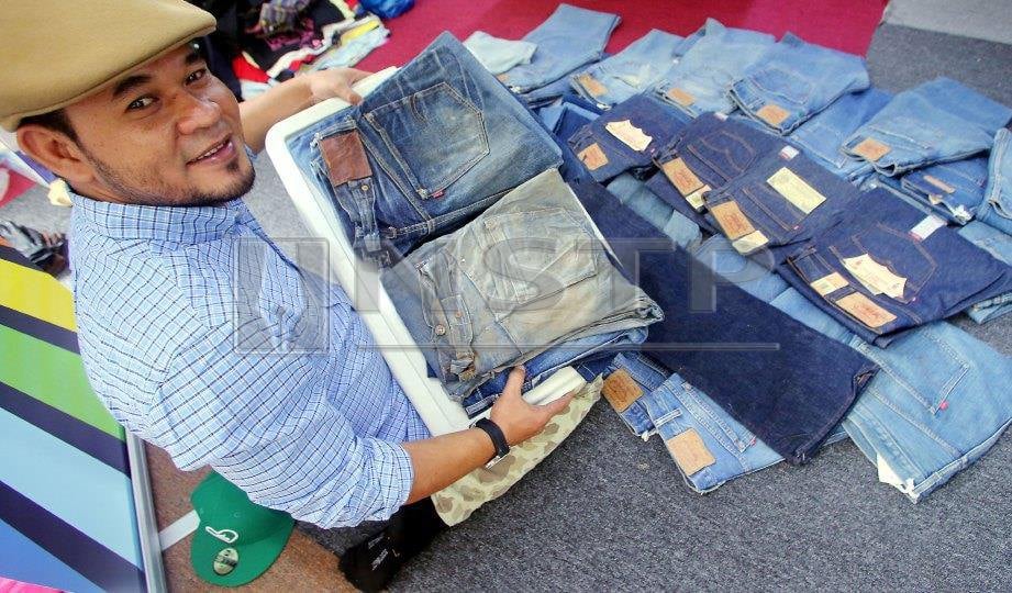 AHMAD Baihaki bersama koleksi seluar denim vintaj kesayangannya. FOTO Owee Ah Chun.