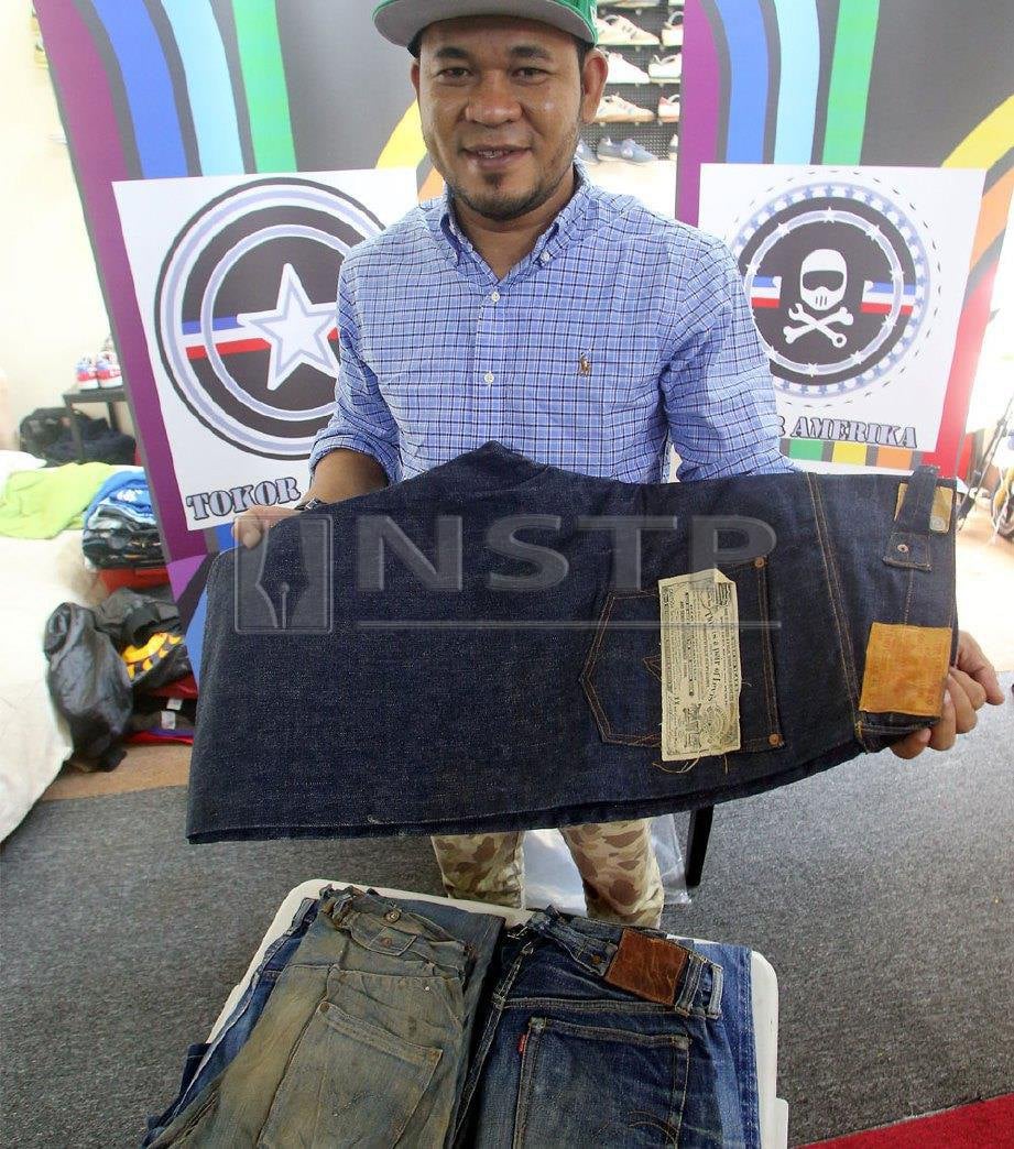 AHMAD Baihaki menunjukkan seluar Levi’s yang harga pasarannya dianggarkan bernilai RM180,000. FOTO Owee Ah Chun.
