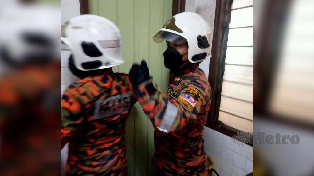 ANGGOTA bomba melakukan operasi menyelamat lelaki warga emas yang terkunci dalam tandas. FOTO Ihsan Bomba