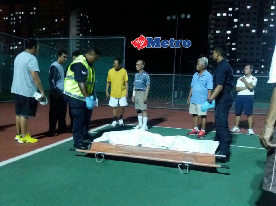 Polis mengangkat mayat mangsa yang meninggal dunia ketika bermain tenis. FOTO Zaid Salim