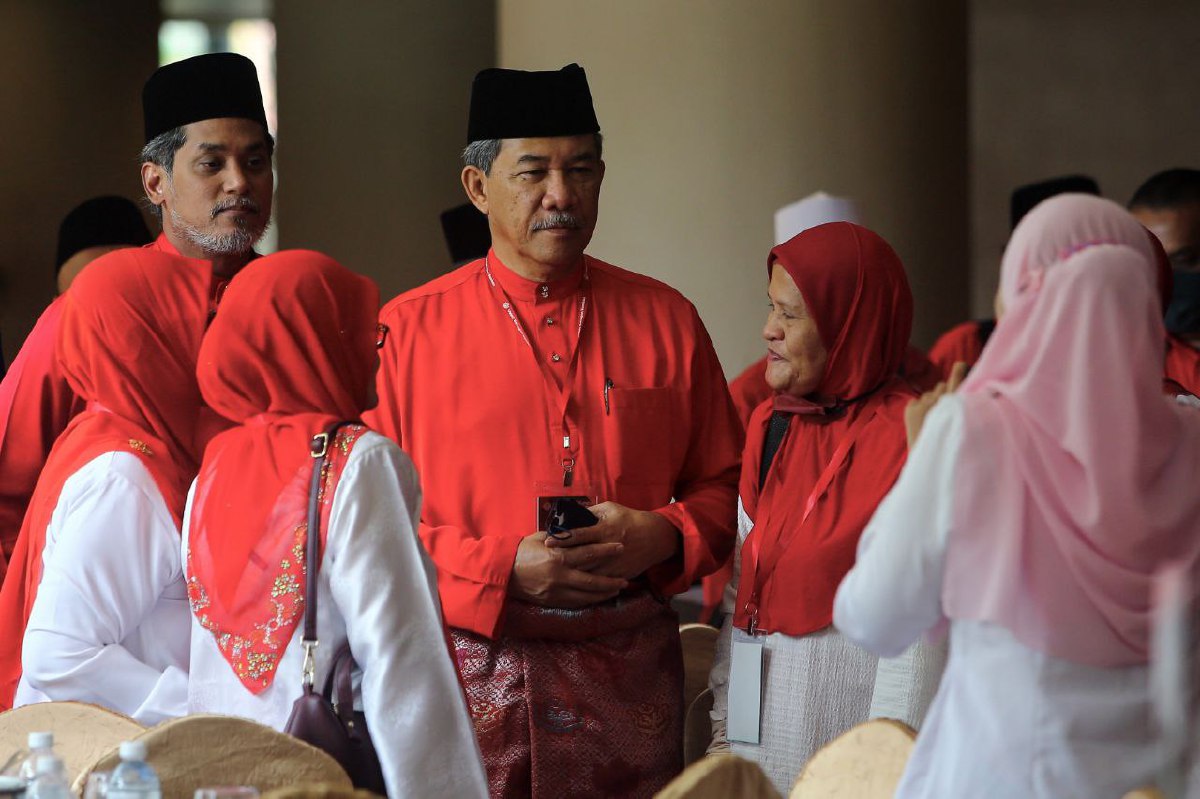 MOHAMAD diiringi Khairy pada Persidangan Perwakilan Umno Bahagian Rembau di Hotel Royale Chulan, Seremban, hari ini. FOTO Mohd Amin Jalil.