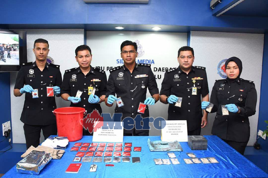 Chandra (tengah) dan pegawai-pegawainya menunjukkan antara dadah yang dirampas. FOTO Ihsan PDRM